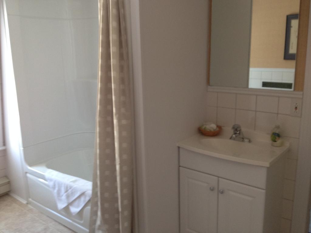 لا مالباي Auberge Petite Plaisance الغرفة الصورة